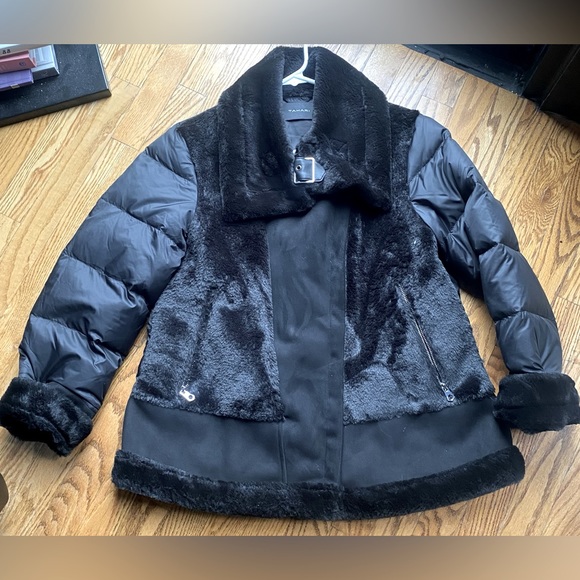 TAHARI. Black faux fur (LARGE coat. Silver hardware. - Picture 7 of 7